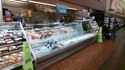 SeafoodCasesOnline.com - FSC-CB Front Iced Clam Bar on a Full Service Refrigerated Seafood Case with Housing for Integrated Lobster Tank
